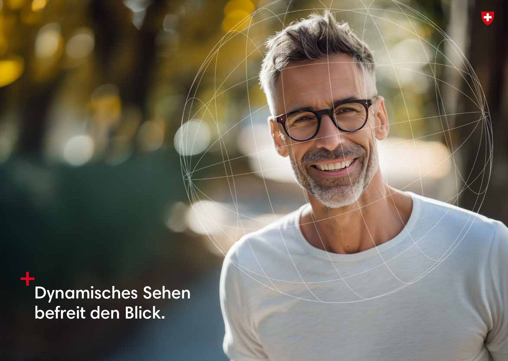 Ein Mann mit Brille lächelt und schaut in die Kamera.