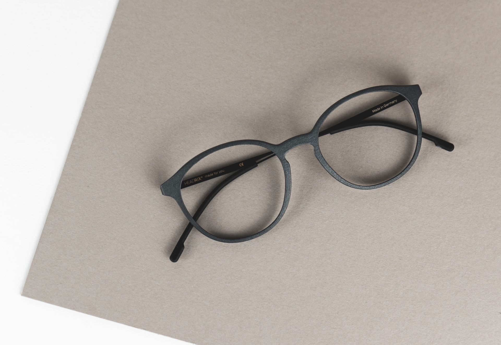 Eine Brille, die auf einem Stück Papier liegt