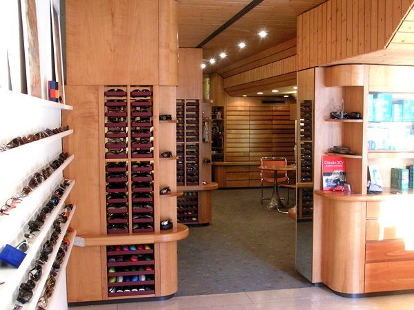 Ein Geschäft mit Regalen voller Sonnenbrillen und einer Theke