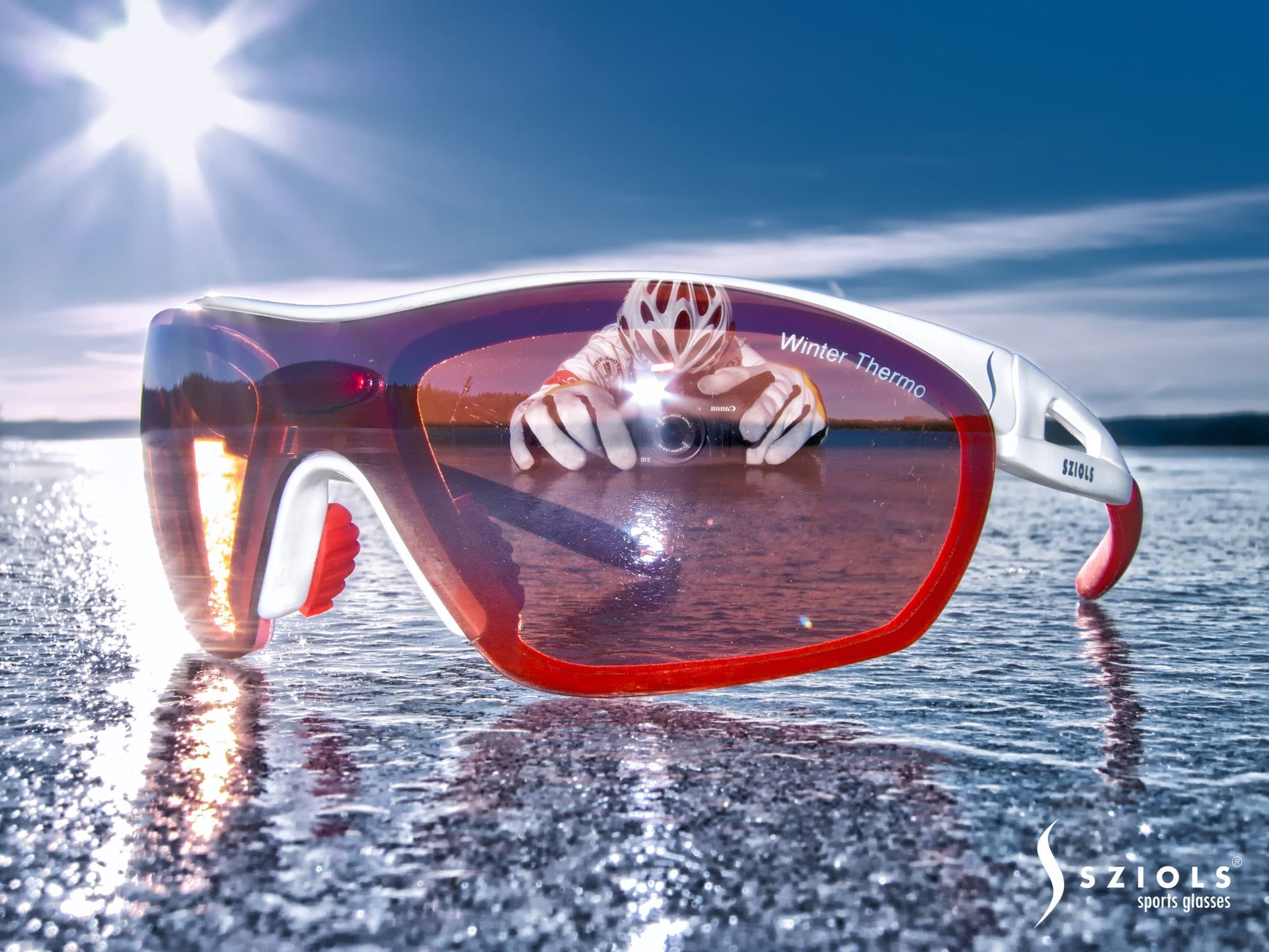 Eine Sonnenbrille mit der Spiegelung einer Person darin