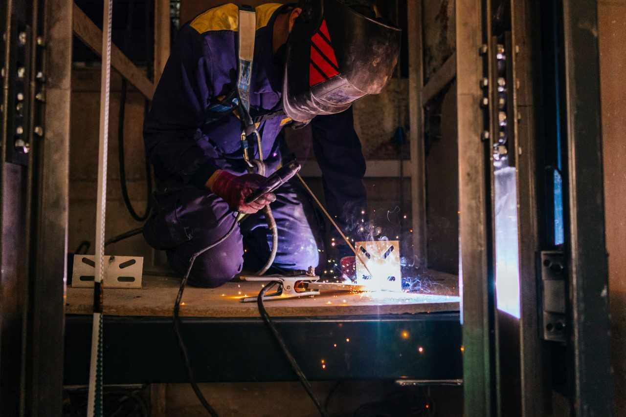 Die Mitarbeiter von Cay Aufzüge reparieren einen Aufzug.