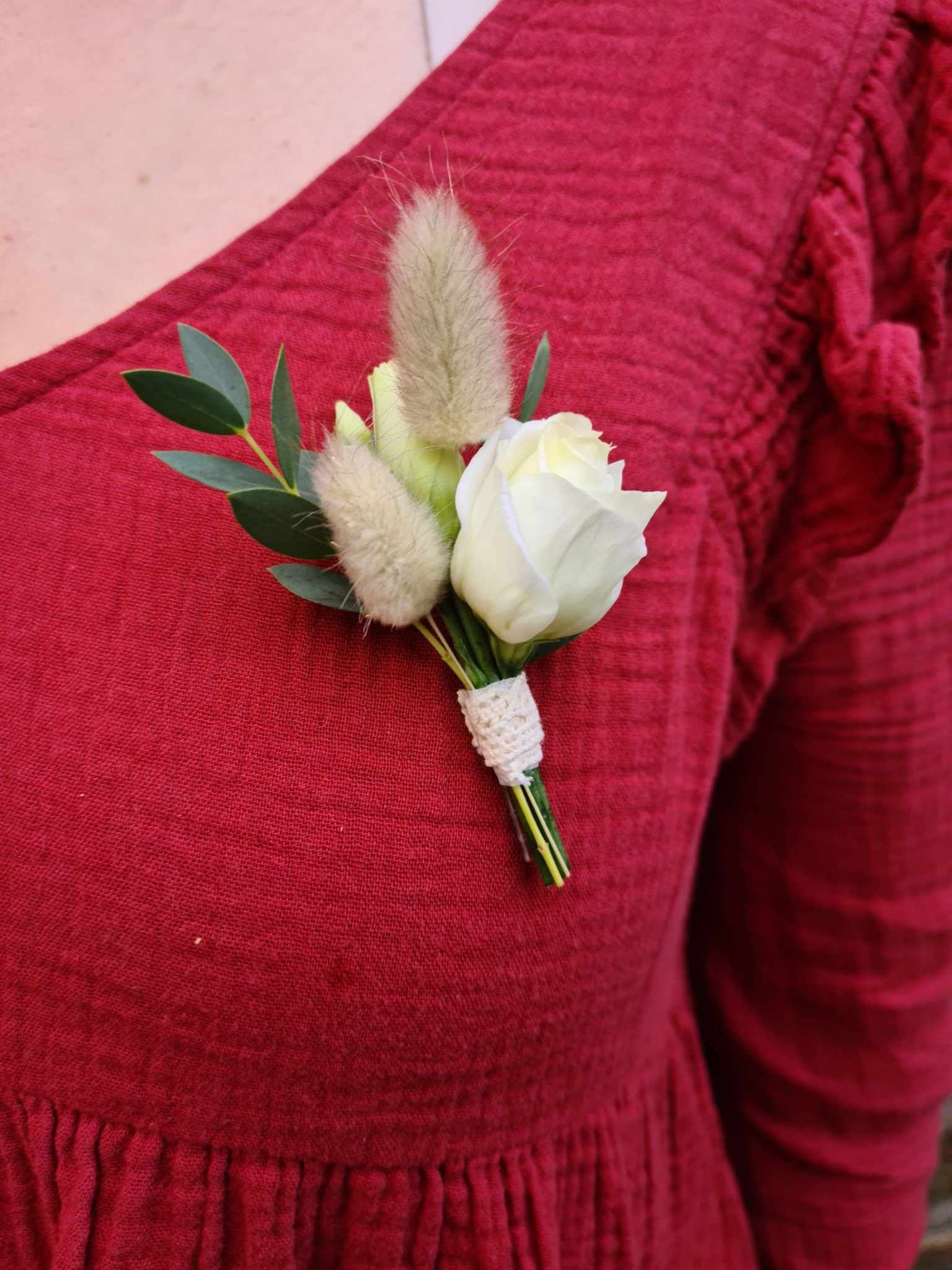 Broche avec fleurs séchées et roses