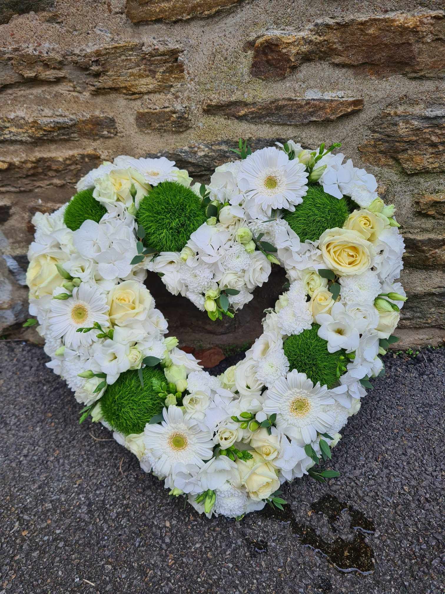 Couronne de fleurs blanche en forme de coeur