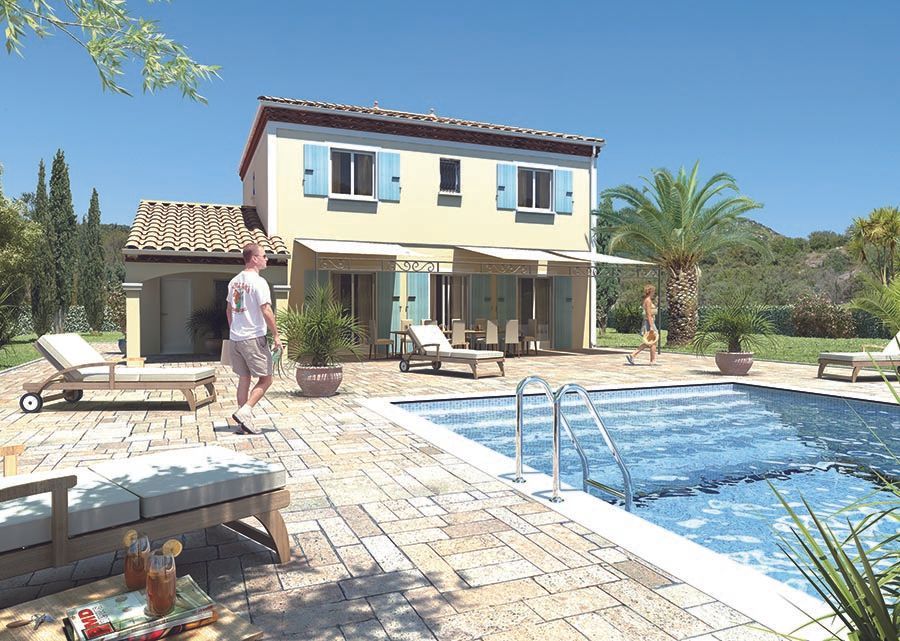 Une maison à étage avec une piscine et deux personnes sur la terrasse