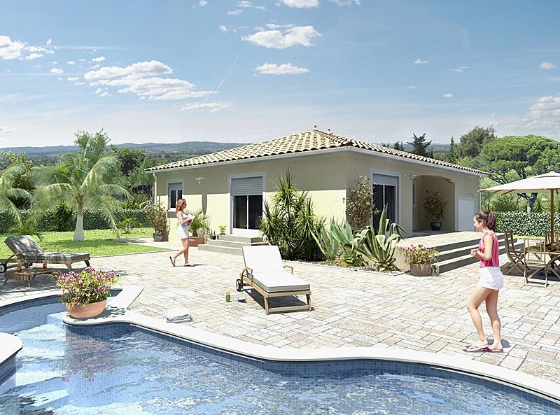 Maison de plain-pied côté terrasse et piscine avec femme qui marche