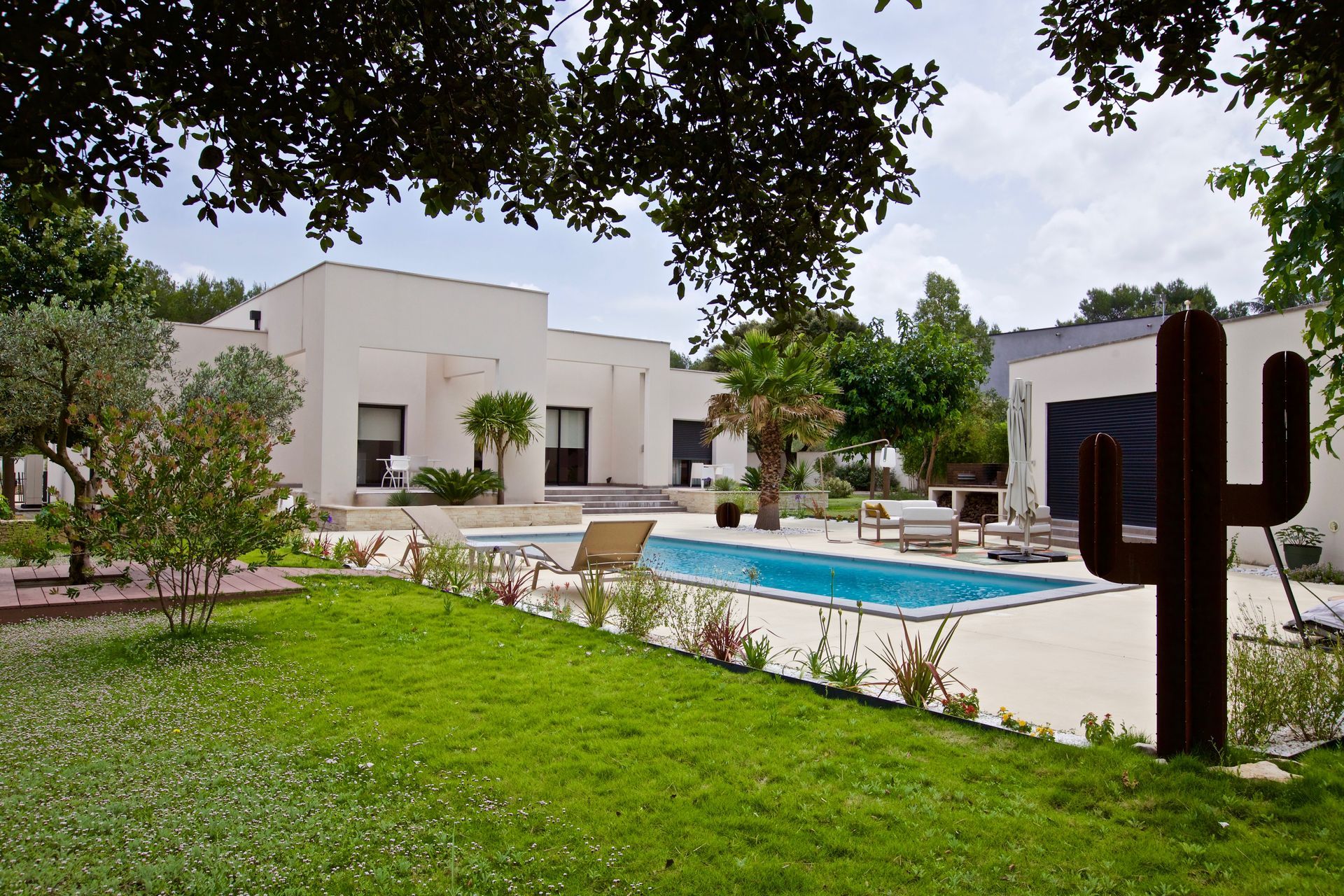 Maison moderne à toit plat avec terrasse et piscine
