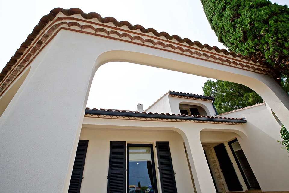 Détail d'une arche en façade d'une maison témoin Maisons Guitard
