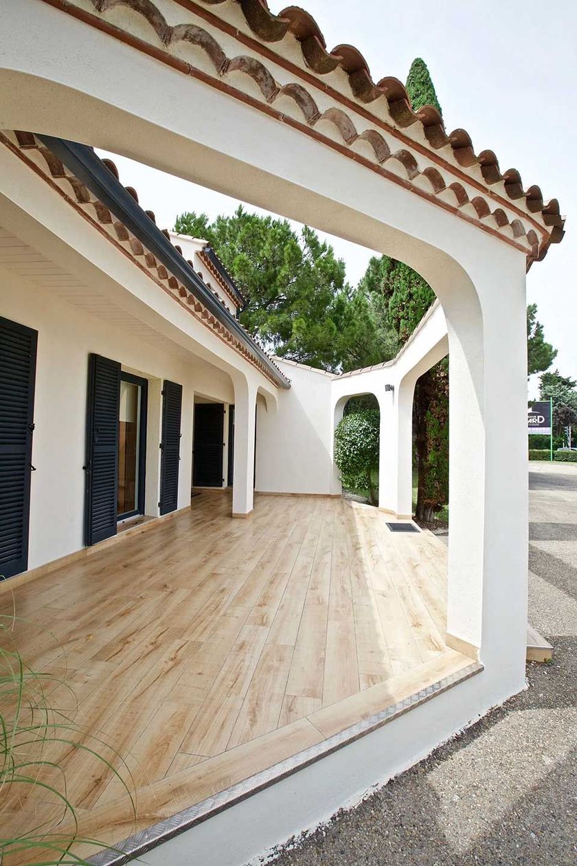Détail d'une terrasse en façade d'une maison témoin Maisons Guitard