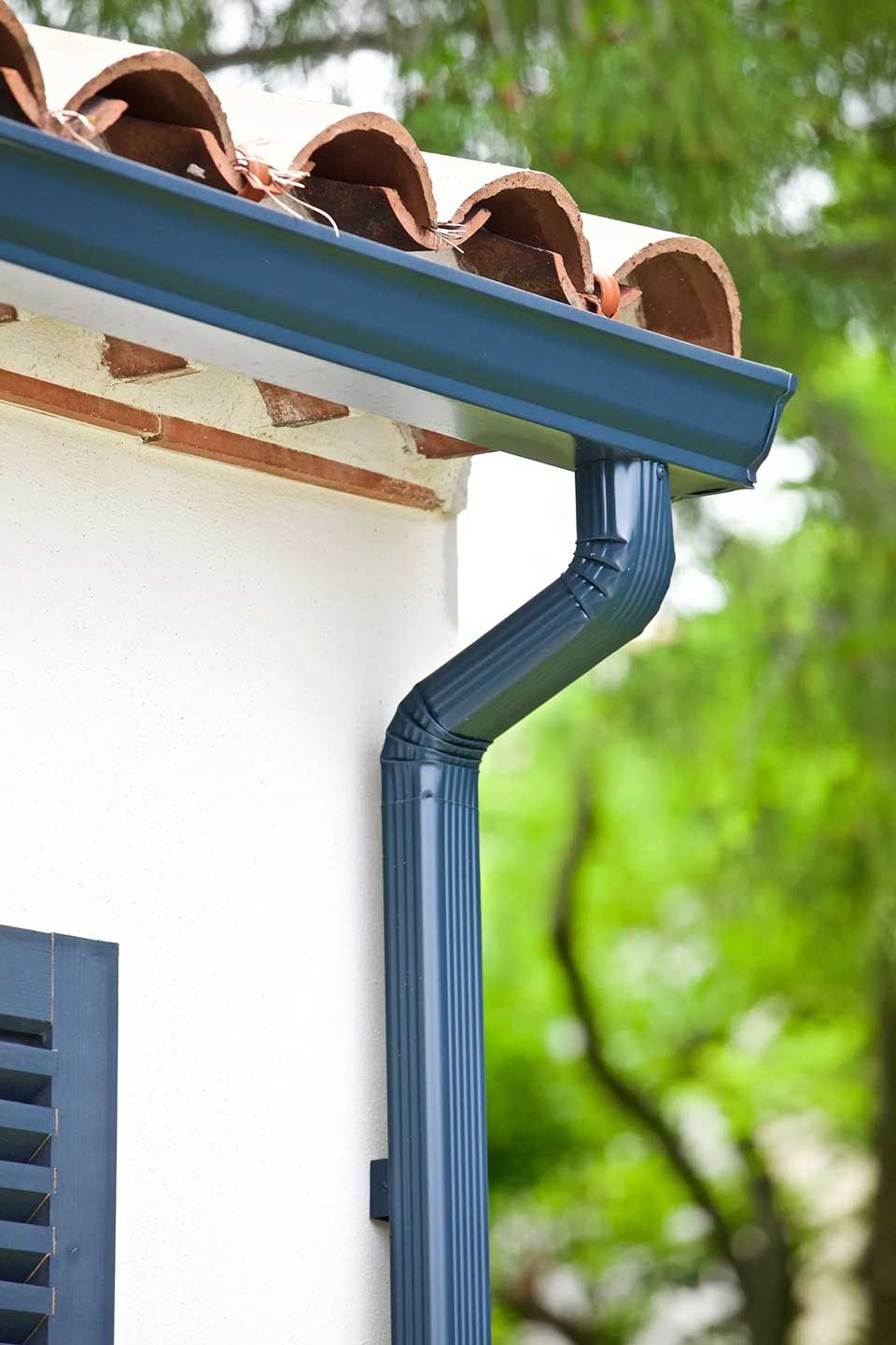 Détail d'une gouttière neuve avec tuyau d'évacuation