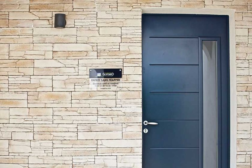 Vue extérieure de la porte d'entrée d'une maison témoin Maisons Guitard