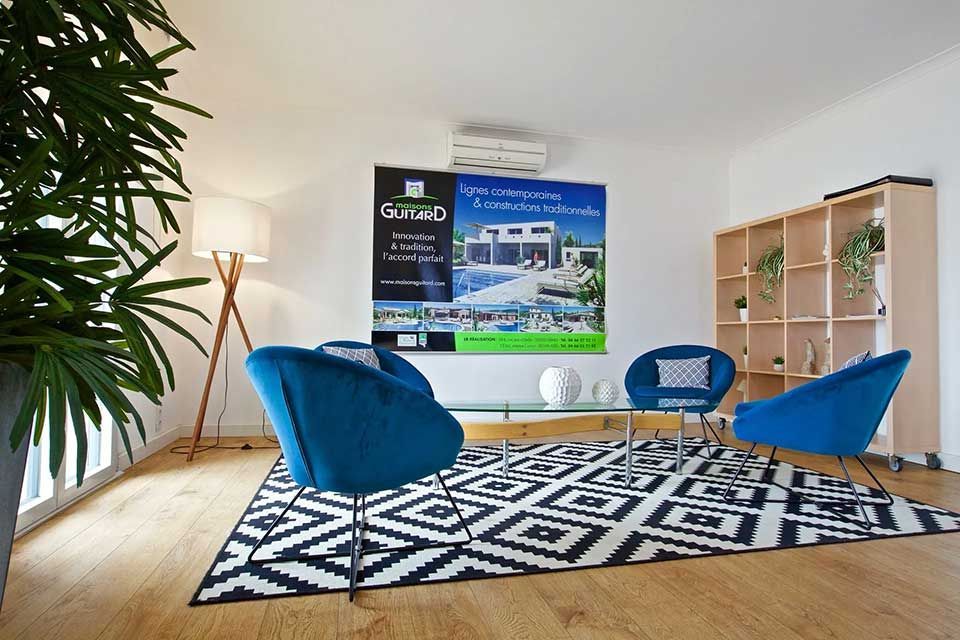 Vue intérieure du salon d'une maison témoin Maisons Guitard