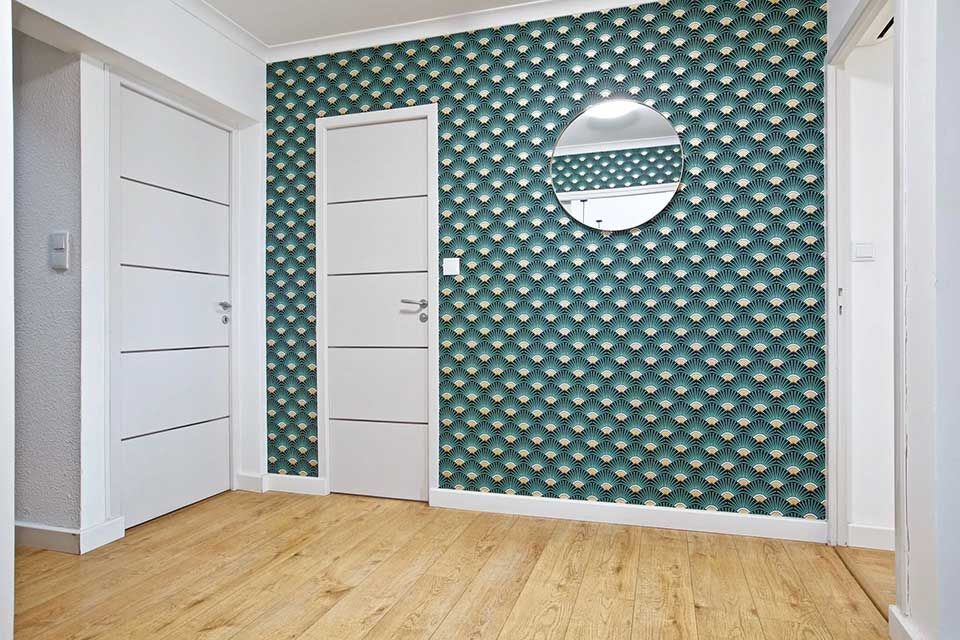 Détail d'une pièce avec tapisserie aux motifs japonisant et parquet bois