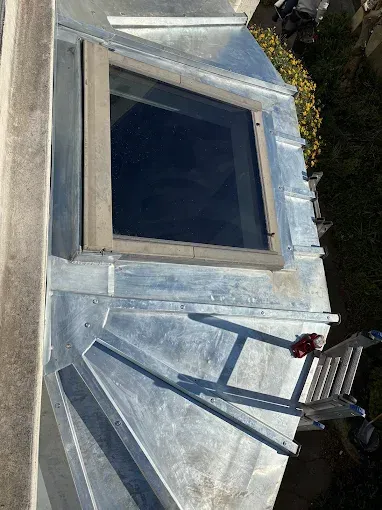 Entourage d'une fenêtre de toit en zinc