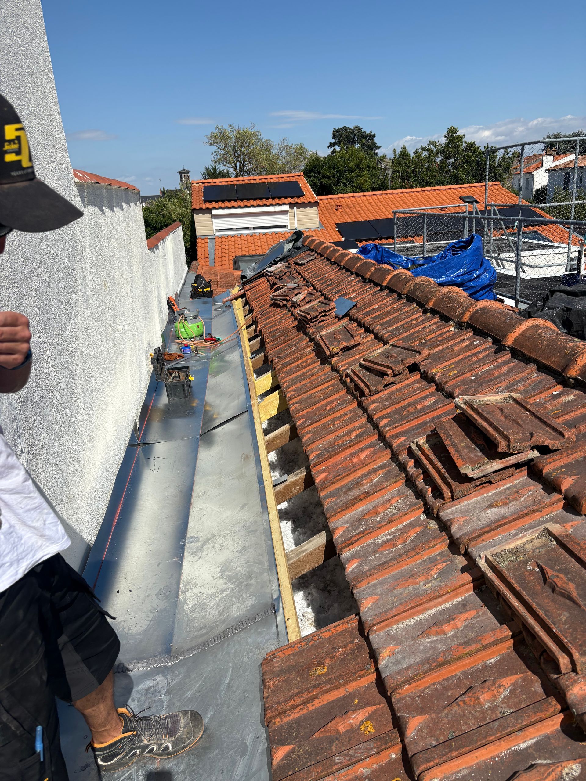 Rénovation d'une couverture de toit en cours