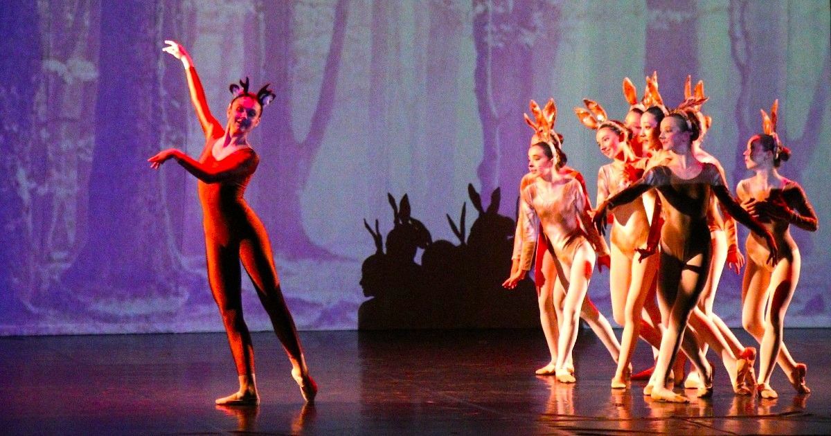Ballettschülerin vollführt einen Spagatsprung auf der Bühne des Theaters Locarno, Tanzschule Moving Factory