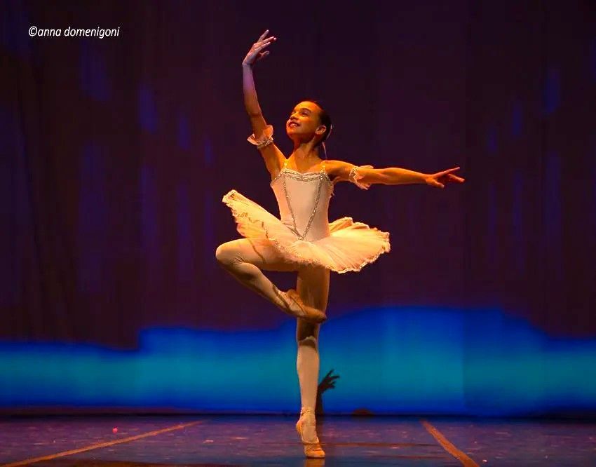 Ballettschülerin im weißen Tutu, Tanzschule Moving Factory