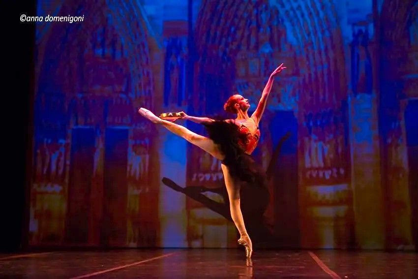 Schüler tanzt Esmeraldas Variation, Tanzschule Moving Factory