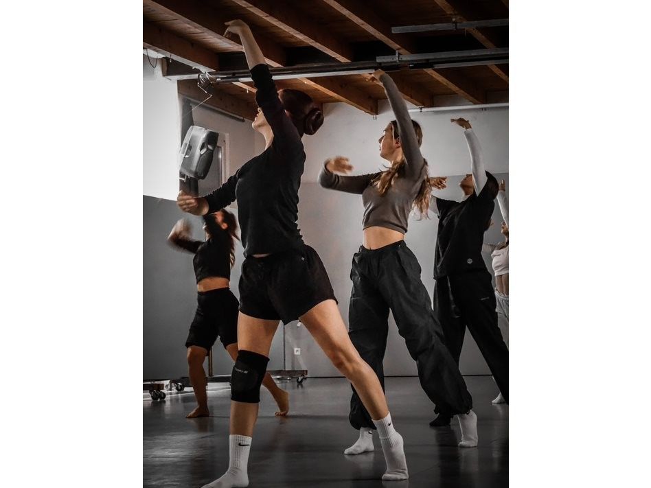 Movimenti artistici durante una lezione di danza contemporanea alla scuola di danza The Moving Factory in Ticino