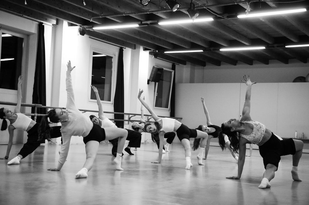Esercizi durante una lezione di danza moderna alla scuola di danza The Moving Factory in Ticino