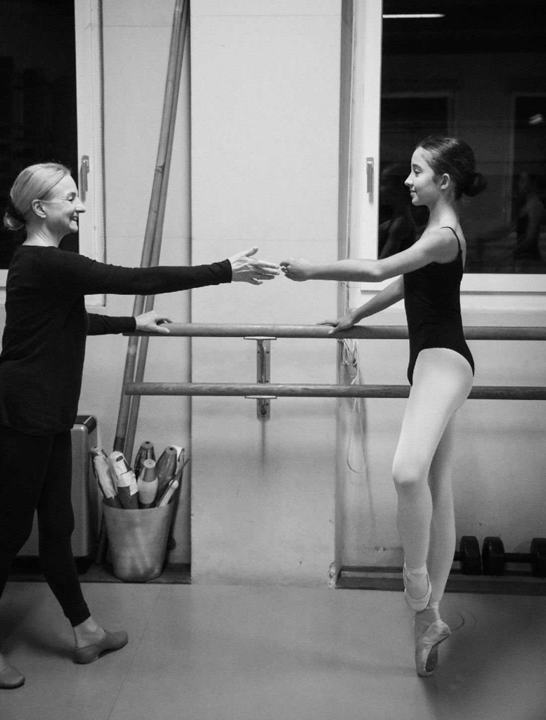 Danielle Brunner mit Ballettschülerin in einer Unterrichtsstunde in der Tanzschule The Moving Factory