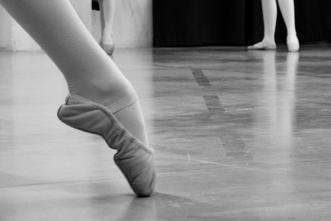 Battement tendu à terre in einem Ballettunterricht in der Tanzschule Moving Factory im Tessin