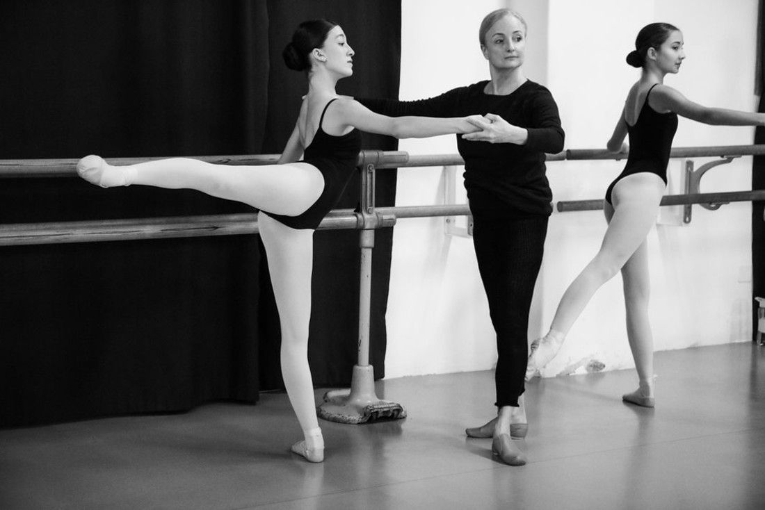 La maestra di danza Danielle Brunner corregge un'allieva in un corso di danza classica al The Moving Factory