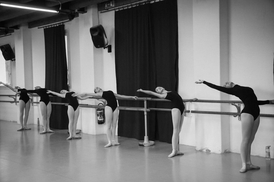 Ragazze in posizione di cambré in un corso di danza alla scuola di danza presso Locarno, The Moving Factory