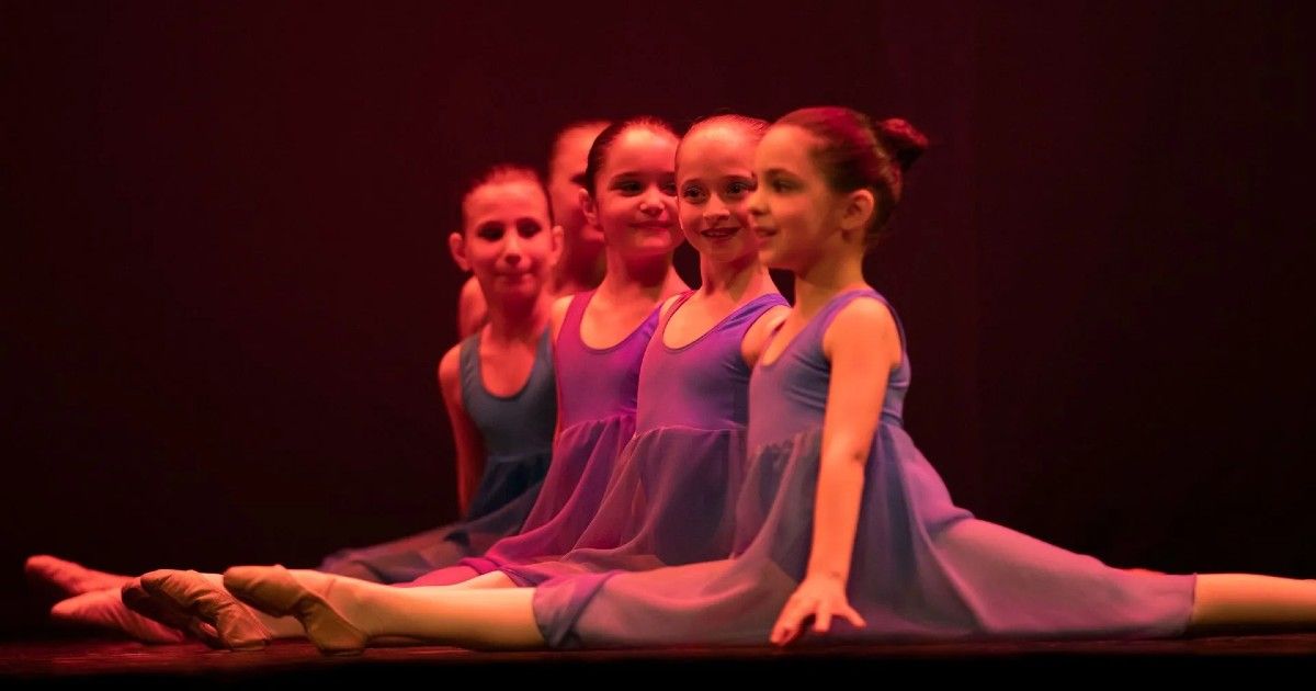 Mädchen aus dem Ballettkurs der Schule Moving Factory auf der Bühne des Theaters Locarno