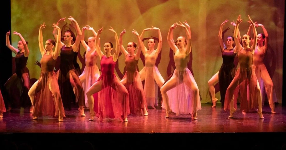 Ballettschüler der Schule Moving Factory führen im Teatro di Locarno eine neoklassische Choreografie auf