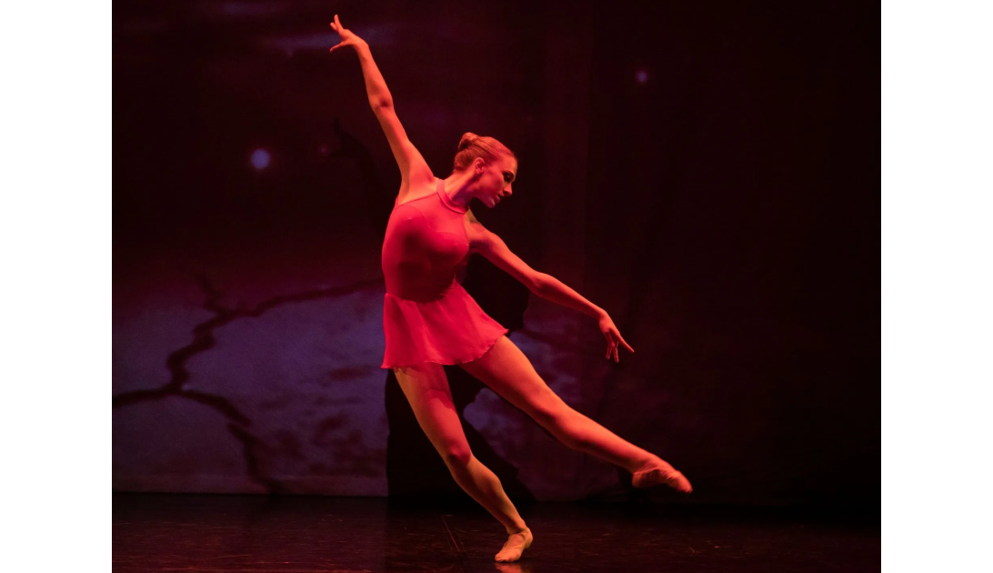 Ballettschülerin der Schule Moving Factory tanzt auf der Bühne des Theaters Locarno