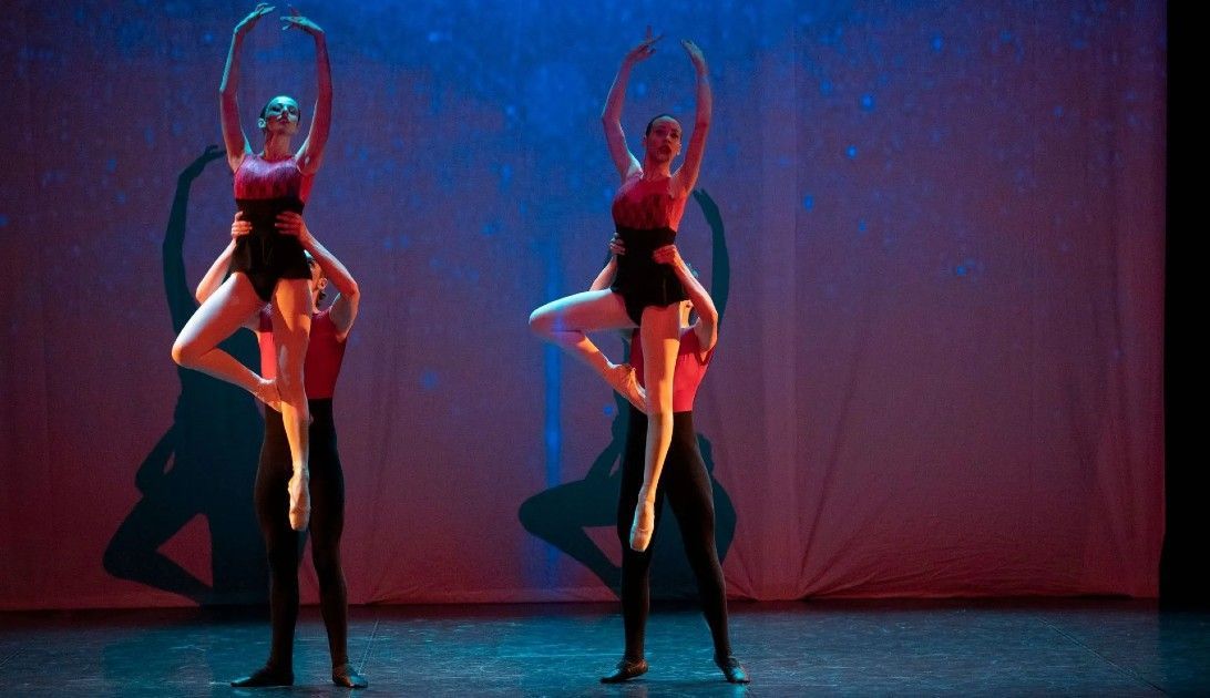 Passi a due di un balletto, interpretati dai ragazzi dei corsi di danza classica della scuola Moving Factory, sul palcoscenico del Teatro di Locarno