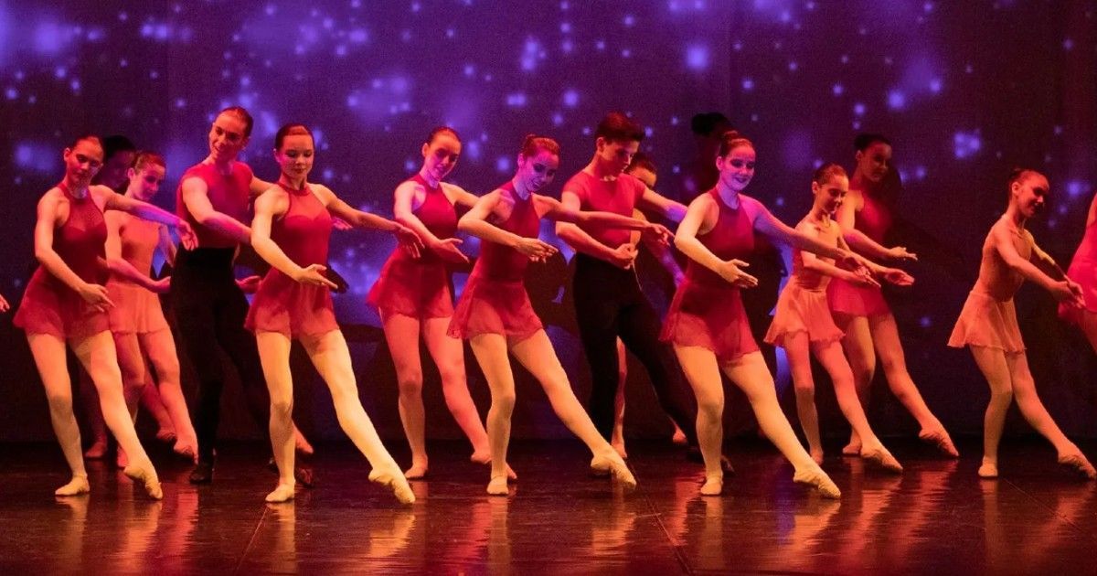 Ragazzi e ragazze dei corsi di danza classica della scuola Moving Factory interpretano un balletto al Teatro di Locarno