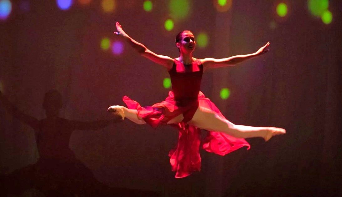 Allieva di danza classica effettua un salto in spaccata sul palcoscenico al Teatro di Locarno, scuola di danza Moving Factory