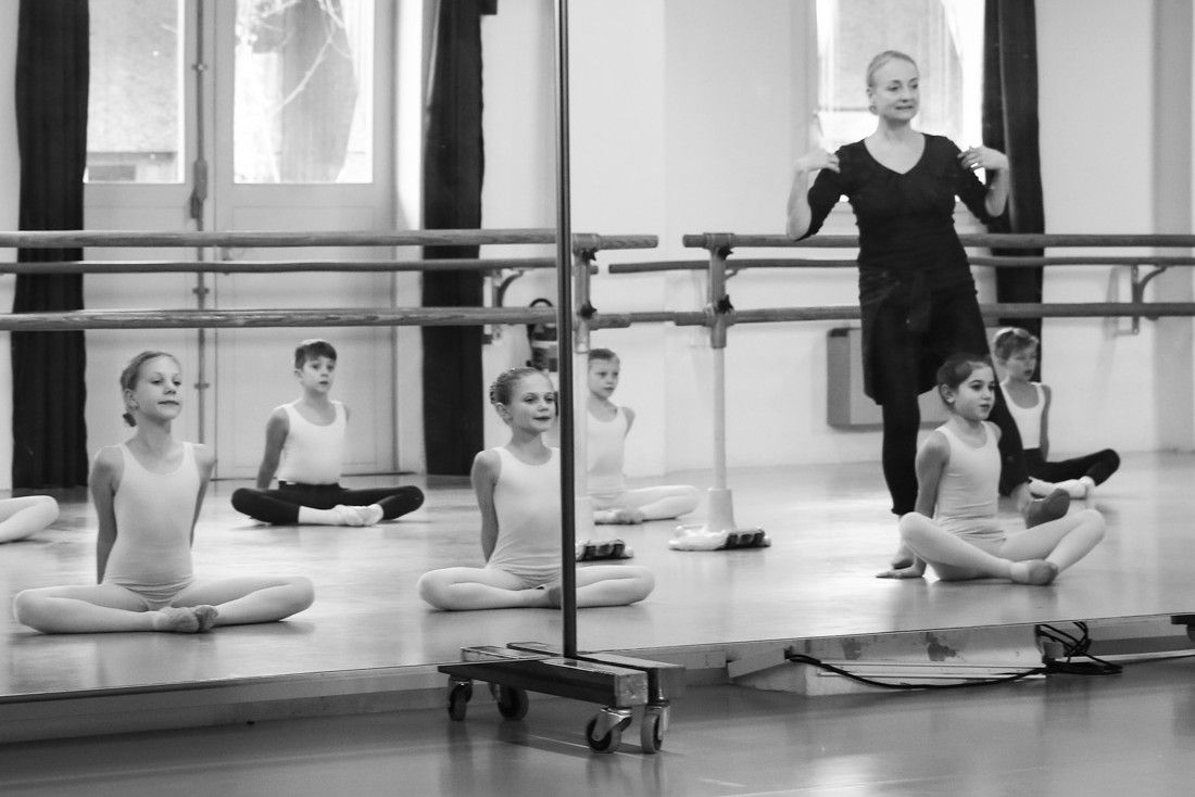 Allievi durante una lezione di danza classica al Moving Factory a Locarno-Losone