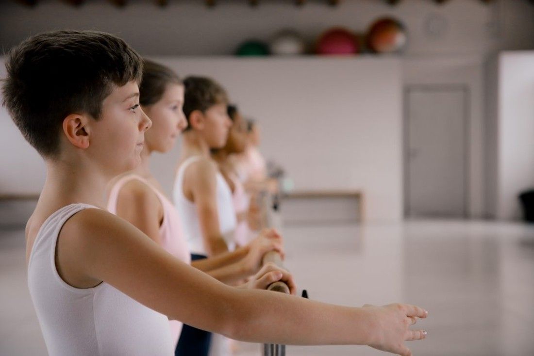 Lezione di danza classica per ragazzi maschi e femmine presso Locarno alla scuola di danza The Moving Factory