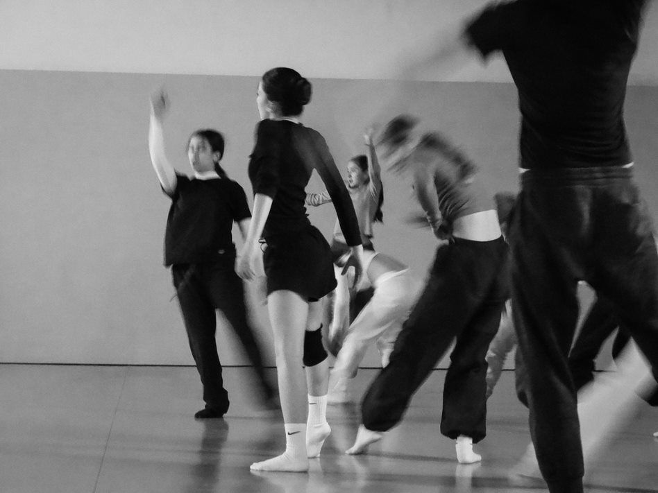 Movimenti artistici durante un corso di danza contemporanea alla scuola di danza The Moving Factory in Ticino
