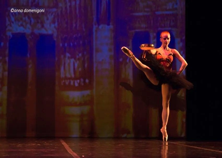 Allieva della scuola di danza classica Moving Factory sul palcoscenico del Teatro di Locarno nel ruolo di Esmeralda
