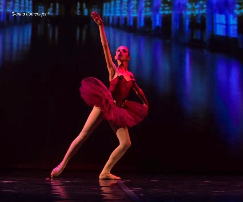 Ballettschülerin im roten Tutu, Tanzschule Moving Factory