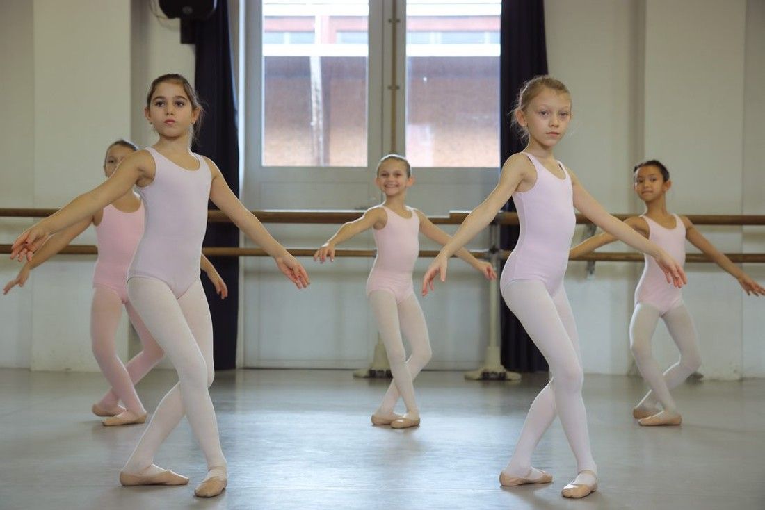 Lezione di 2 grado secondo il metodo RAD Royal Academy of Dance di Londra alla scuola di danza The Moving Factory 