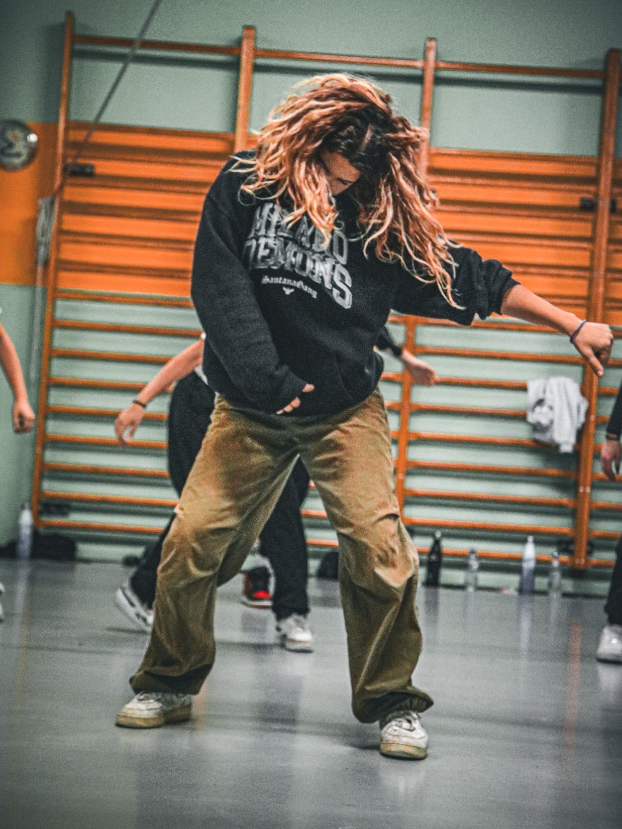 Schülerin im Hip-Hop-Unterricht, die wild und frei tanzt, in der Tanzschule The Moving Factory