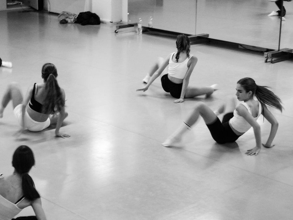Movimenti terra durante un corso di danza contemporanea alla scuola di danza The Moving Factory in Ticino
