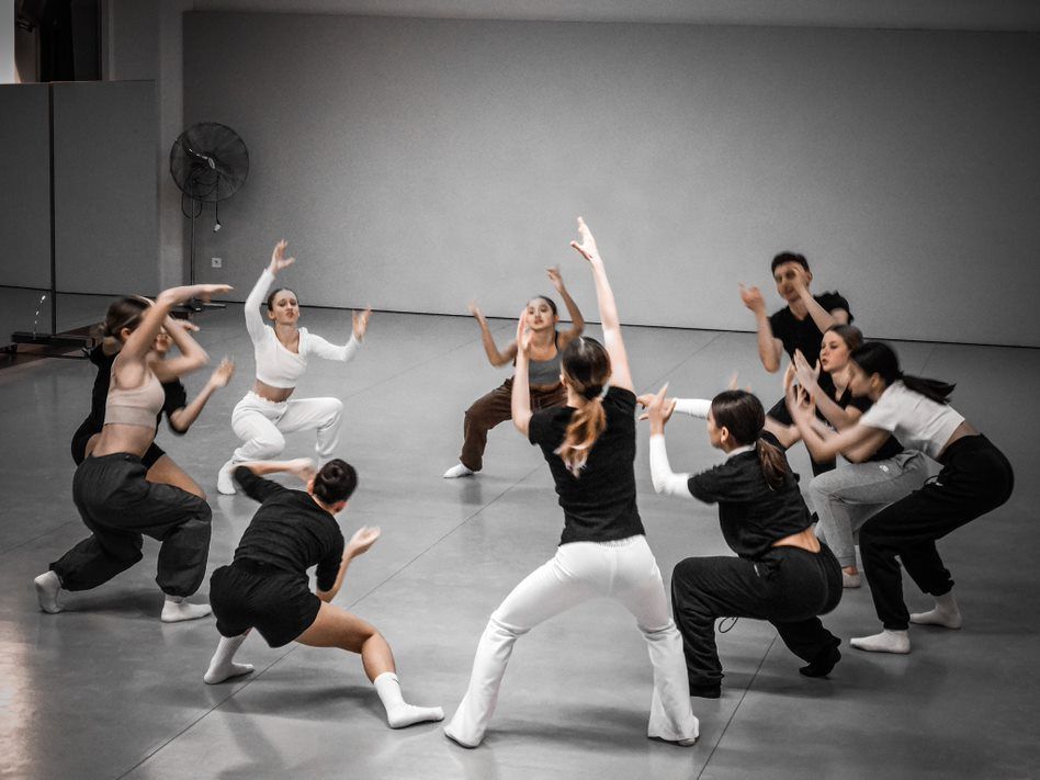 Movimenti in gruppo durante un corso di danza contemporanea alla scuola di danza The Moving Factory in Ticino