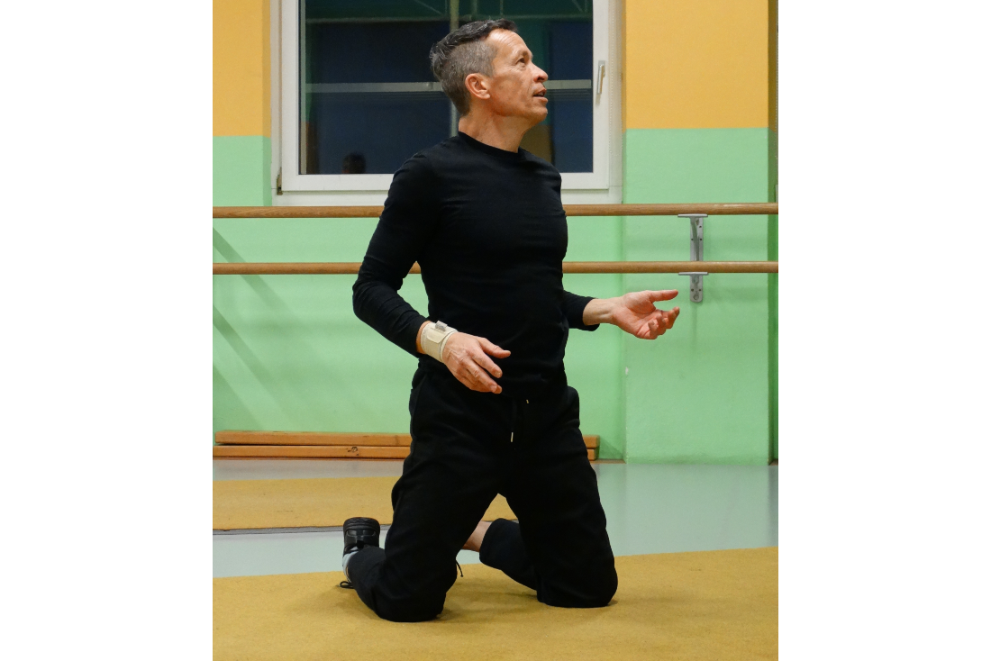 Il maestro Niki Bolen durante una lezione di acrobatica alla scuola di danza in Ticino The Moving Factory