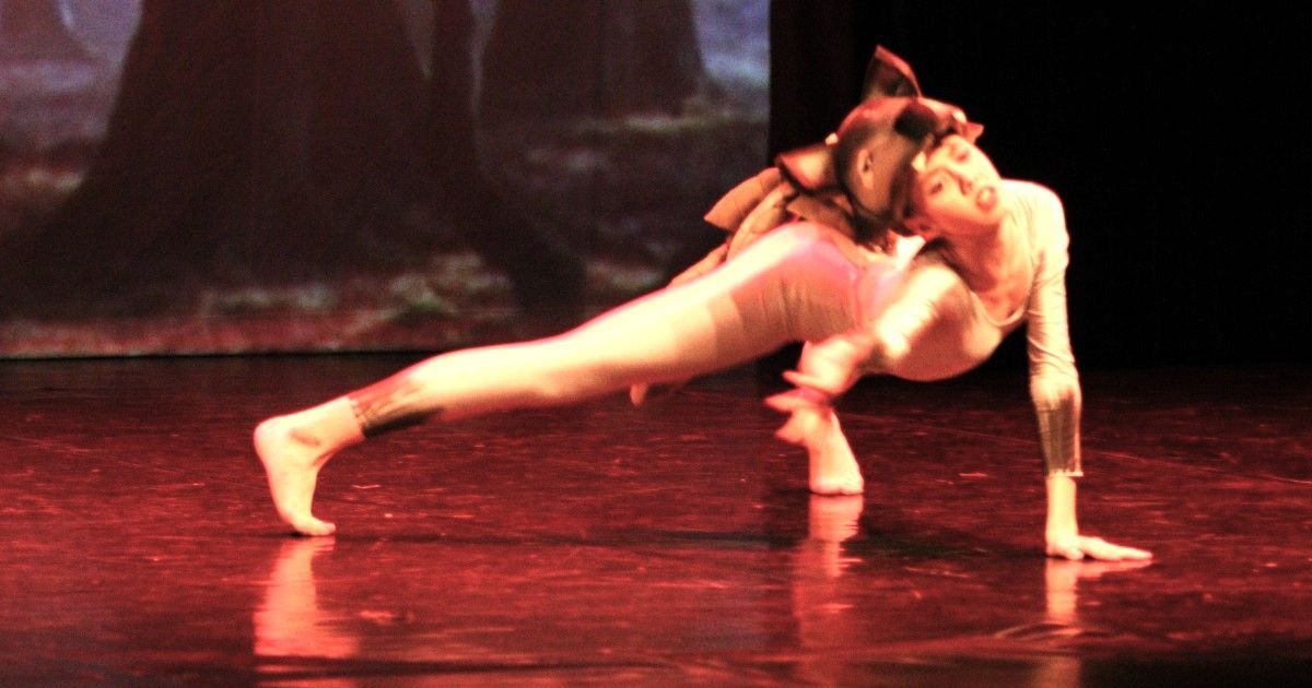 Ballettschülerin der Schule Moving Factory tanzt auf der Bühne des Theaters Locarno