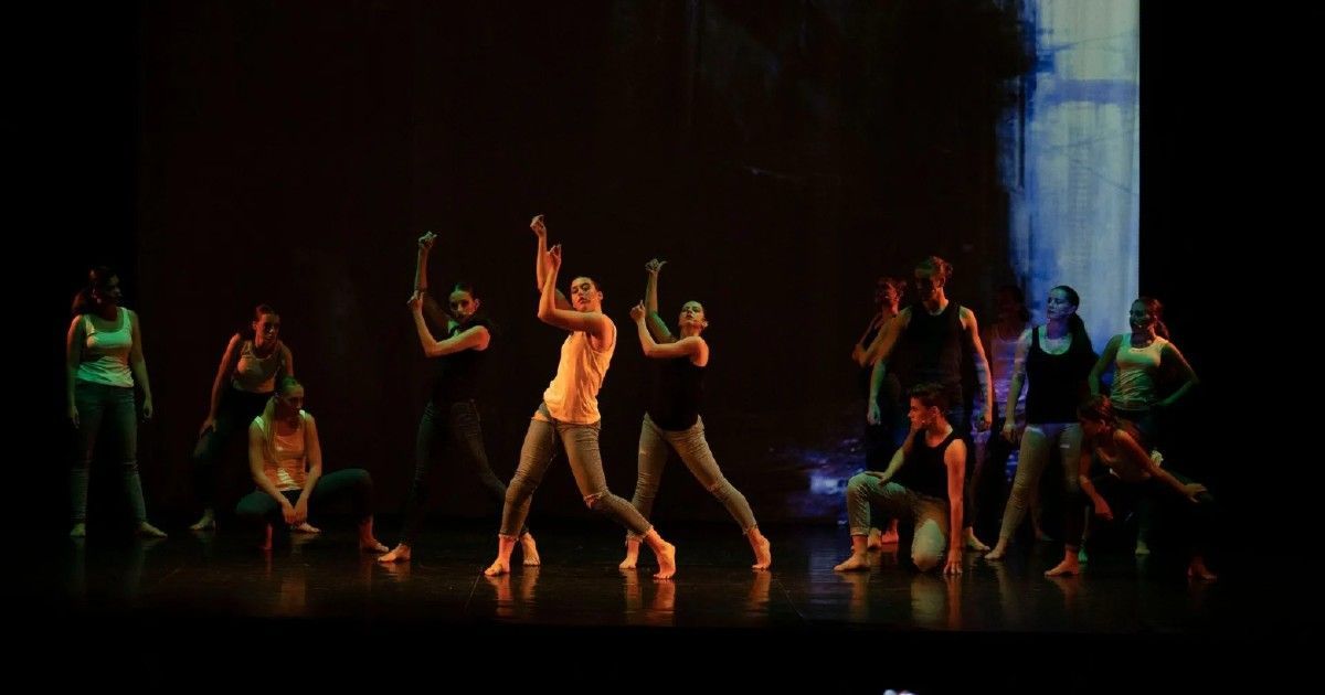 Ragazzi ballano sulla scena del Teatro di Locarno, interpretando il musical 