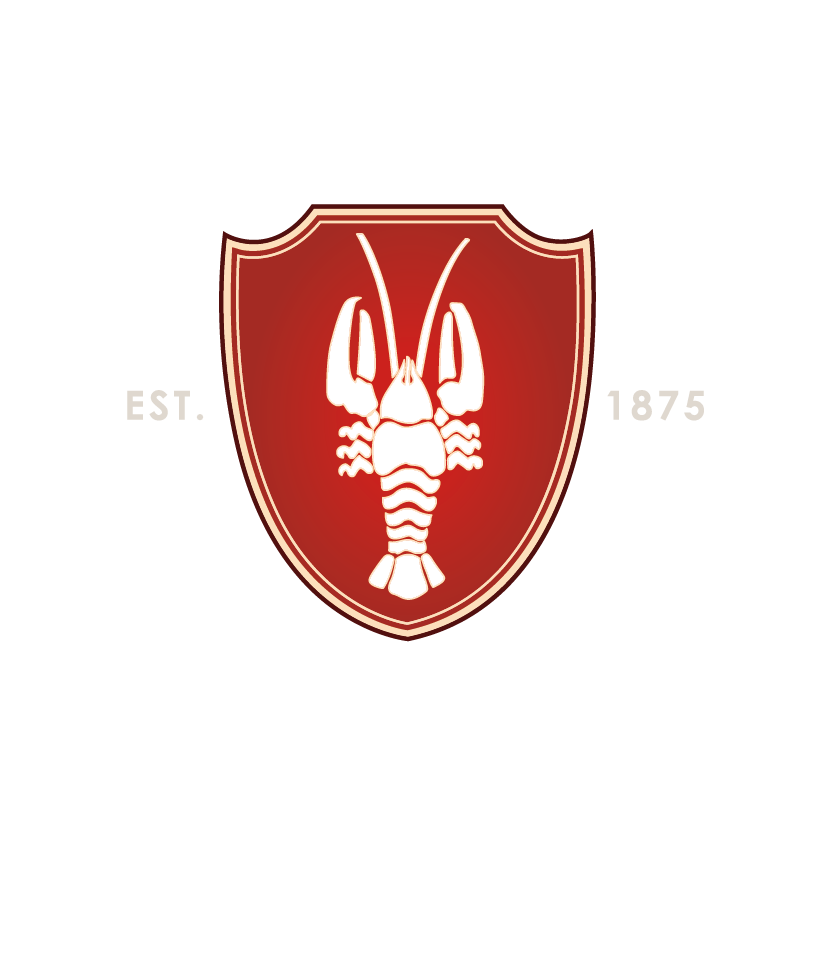 Rotes Schildlogo mit einem weißen Flusskrebs und der Zahl „150“ auf einem goldenen Banner.