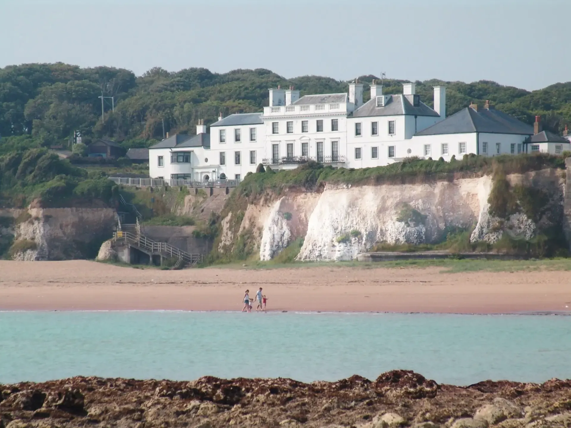Broadstairs beach holiday apartments opposite Kingsgate Bay