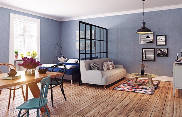 Salon moderne avec parquet massif au sol et des murs bleus