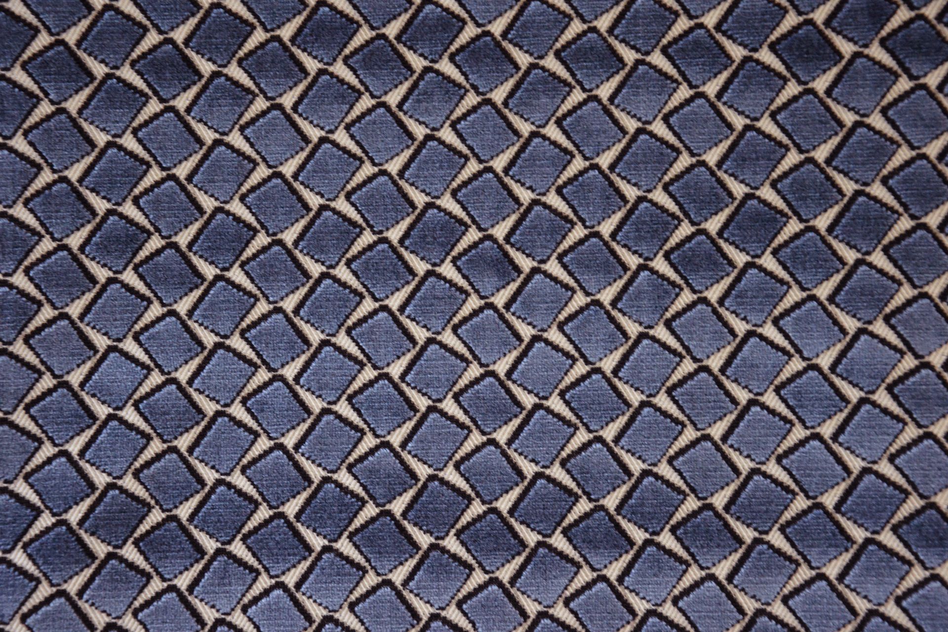 Tissu composé de petits carrés bleus sur fond marron