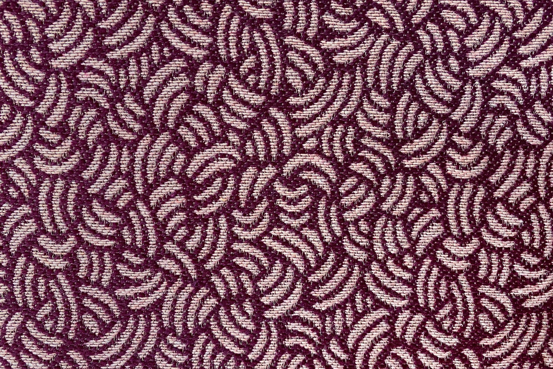 Tissu blanc sur rouge